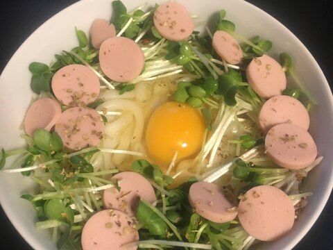 かいわれ大根、魚肉ソーセージ、マーガリン釜玉うどん